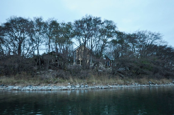 Kleines Haus vom Meer her